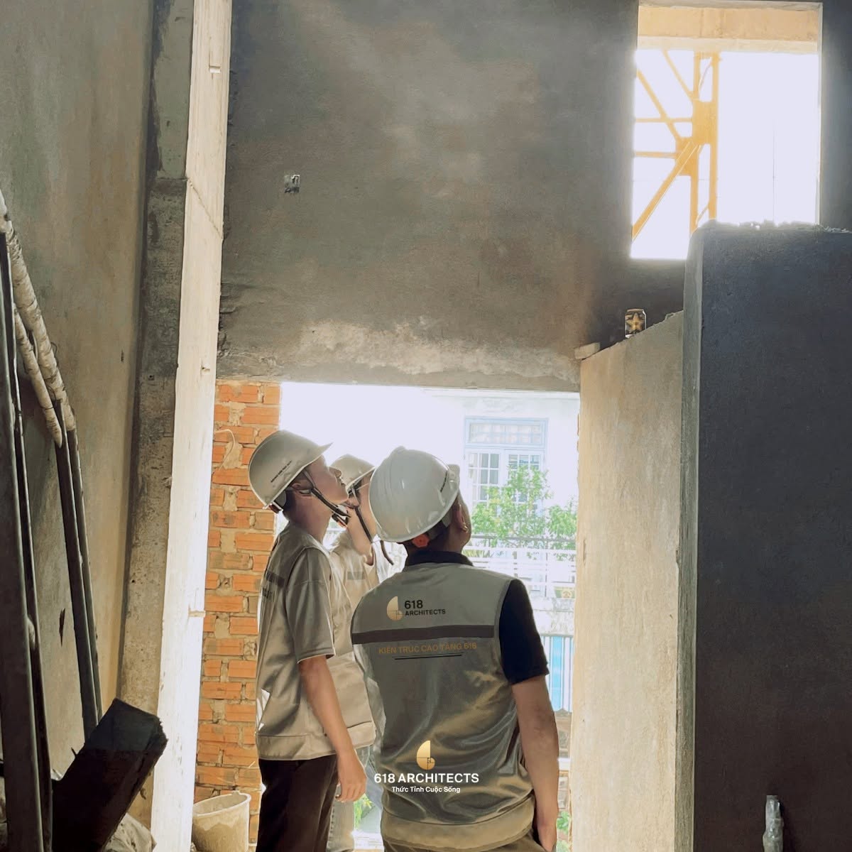 Đội ngũ KTS & Kỹ sư kiểm tra trạng thái kết cấu, đánh giá mức độ hoàn thiện