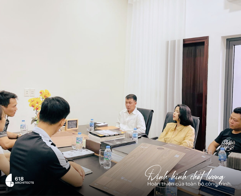 Đội ngũ 618 trao đổi phương án vật liệu cho công trình N's Villa